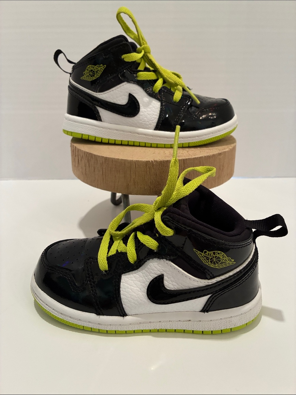 Nike Air Jordan 1 Mid SE
Black Cyber White Toddler Shoes Size 8C